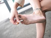 Feet - Olya with friends - 2006-02-15 Fire and glass test for bare feet