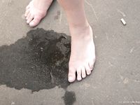 Feet - Olya with friends - 2006-02-15 Fire and glass test for bare feet