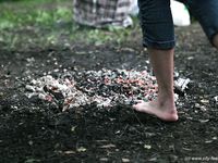 Feet - Olya with friends - 2006-02-15 Fire and glass test for bare feet