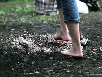 Feet - Olya with friends - 2006-02-15 Fire and glass test for bare feet