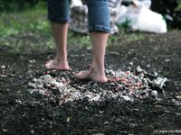 Feet - Olya with friends - 2006-02-15 Fire and glass test for bare feet