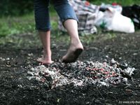 Feet - Olya with friends - 2006-02-15 Fire and glass test for bare feet