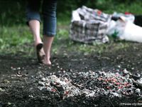 Feet - Olya with friends - 2006-02-15 Fire and glass test for bare feet