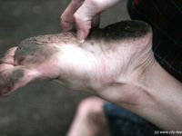 Feet - Olya with friends - 2006-02-15 Fire and glass test for bare feet