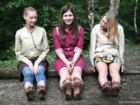 Feet - Olya with friends - 2006-02-15 Fire and glass test for bare feet