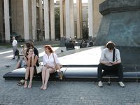 Feet - Sveta + Lena B - 2004-11-14 In the center of Moscow