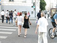 Feet - Sveta + Lena B - 2004-11-14 In the center of Moscow