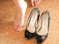 Feet - Svetlana A - 2007-08-23 Charming barefoot brunette