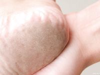 Feet - Svetlana A - 2007-08-23 Charming barefoot brunette