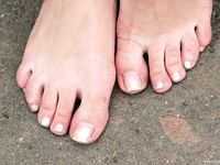 Feet - Svetlana A - 2007-08-23 Charming barefoot brunette