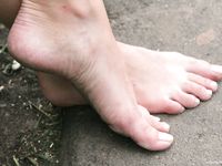 Feet - Svetlana A - 2007-08-23 Charming barefoot brunette