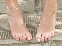 Feet - Svetlana A - 2007-08-23 Charming barefoot brunette