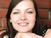 Feet - Svetlana A - 2007-08-23 Charming barefoot brunette