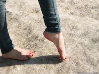 Feet - Valeria A - 2014-01-02 New barefoot experience