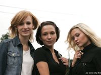 Feet - Valya + Ira + Jenya - 2006-12-25 Three barefoot girls