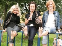 Feet - Valya + Ira + Jenya - 2006-12-25 Three barefoot girls