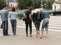 Feet - Valya + Ira + Jenya - 2006-12-25 Three barefoot girls