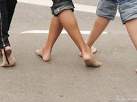 Feet - Valya + Ira + Jenya - 2006-12-25 Three barefoot girls