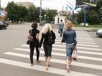 Feet - Valya + Ira + Jenya - 2006-12-25 Three barefoot girls