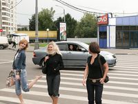 Feet - Valya + Ira + Jenya - 2006-12-25 Three barefoot girls