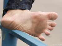 Feet - Valya + Ira + Jenya - 2006-12-25 Three barefoot girls