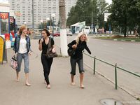 Feet - Valya + Ira + Jenya - 2006-12-25 Three barefoot girls