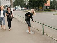 Feet - Valya + Ira + Jenya - 2006-12-25 Three barefoot girls