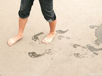 Feet - Valya + Ira + Jenya - 2006-12-25 Three barefoot girls