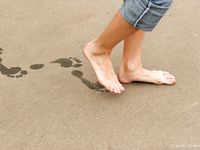 Feet - Valya + Ira + Jenya - 2006-12-25 Three barefoot girls