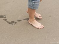 Feet - Valya + Ira + Jenya - 2006-12-25 Three barefoot girls