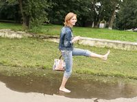 Feet - Valya + Ira + Jenya - 2006-12-25 Three barefoot girls