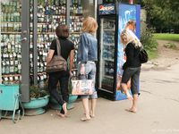 Feet - Valya + Ira + Jenya - 2006-12-25 Three barefoot girls