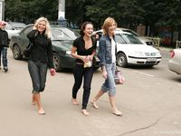 Feet - Valya + Ira + Jenya - 2006-12-25 Three barefoot girls