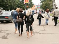 Feet - Valya + Ira + Jenya - 2006-12-25 Three barefoot girls