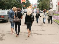 Feet - Valya + Ira + Jenya - 2006-12-25 Three barefoot girls