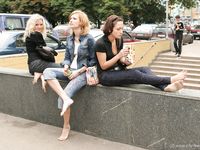 Feet - Valya + Ira + Jenya - 2006-12-25 Three barefoot girls