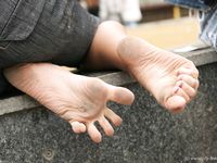 Feet - Valya + Ira + Jenya - 2006-12-25 Three barefoot girls