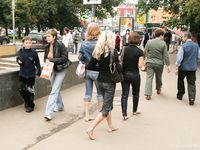 Feet - Valya + Ira + Jenya - 2006-12-25 Three barefoot girls