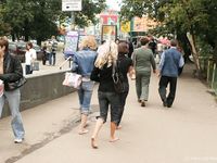 Feet - Valya + Ira + Jenya - 2006-12-25 Three barefoot girls