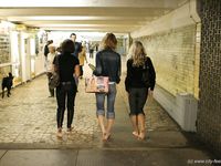 Feet - Valya + Ira + Jenya - 2006-12-25 Three barefoot girls