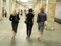 Feet - Valya + Ira + Jenya - 2006-12-25 Three barefoot girls