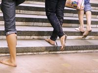 Feet - Valya + Ira + Jenya - 2006-12-25 Three barefoot girls