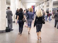 Feet - Valya + Ira + Jenya - 2006-12-25 Three barefoot girls