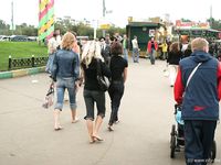 Feet - Valya + Ira + Jenya - 2006-12-25 Three barefoot girls