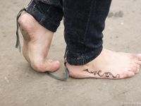 Feet - Valya + Ira + Jenya - 2006-12-25 Three barefoot girls