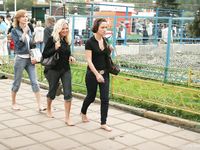 Feet - Valya + Ira + Jenya - 2006-12-25 Three barefoot girls