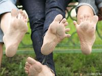 Feet - Valya + Ira + Jenya - 2006-12-25 Three barefoot girls