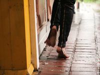 Feet - Valya + Ira + Jenya - 2006-12-25 Three barefoot girls