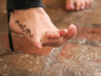 Feet - Valya + Ira + Jenya - 2006-12-25 Three barefoot girls