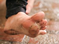 Feet - Valya + Ira + Jenya - 2006-12-25 Three barefoot girls